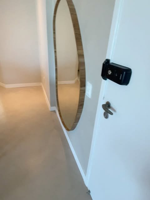 Fechadura eletrônica instalada em porta residencial